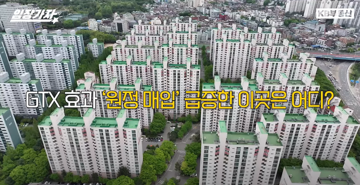 한 '아파트 단지'와 그 주변을 상공 촬영한 사진이다.