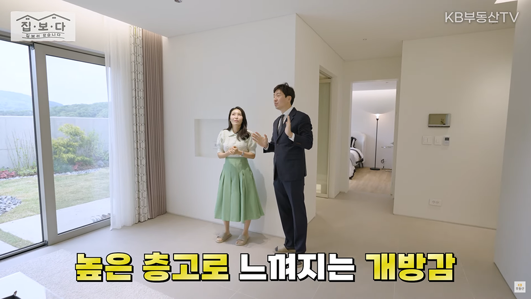 '집.보.다'가 방문한 '모스만코트 집 내부'를 보여주고 있음. 집 안으로 들어오면 거실의 높은 층고로 느껴지는 개방감이 있음.