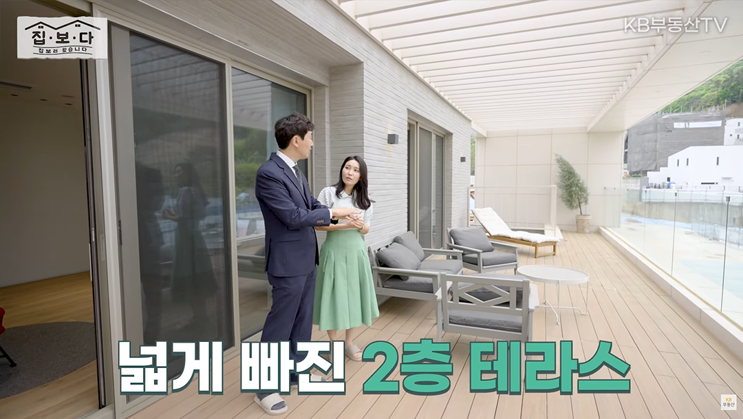 '집.보.다'가 방문한 '모스만코트의 2층 시설'을 보여주고 있음. 2층을 올라가면 넓게 빠진 2층 테라스가 위치해있어 고급 리조트에 온 느낌을 준다.