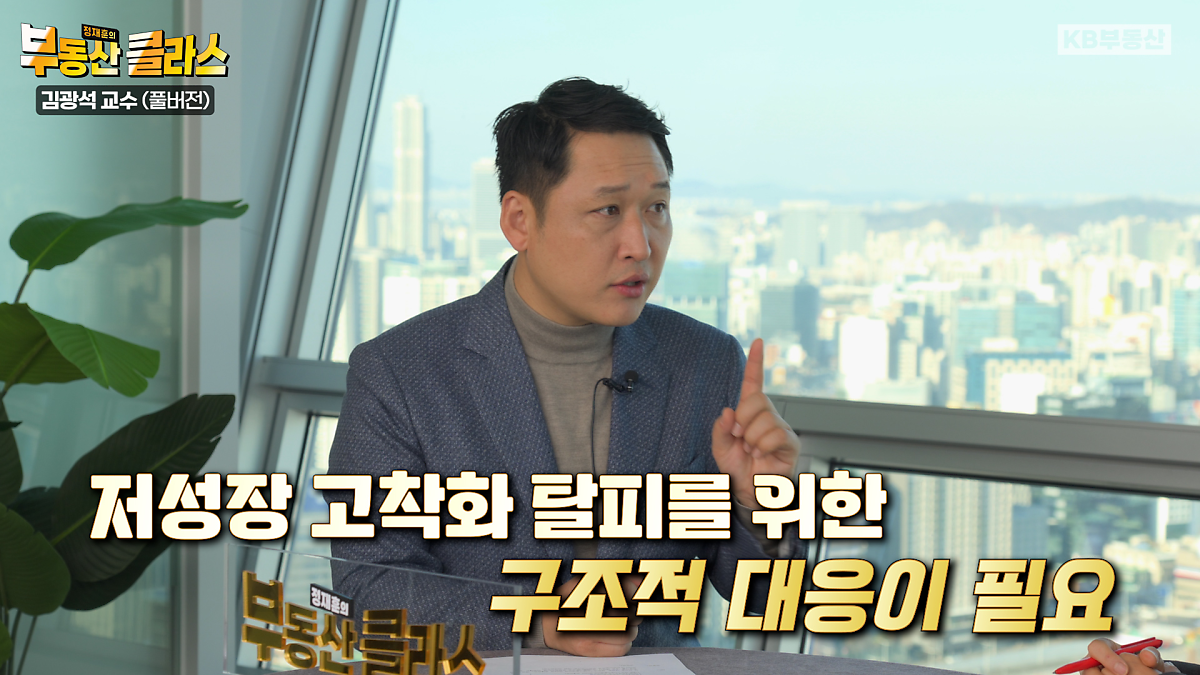 최근 '한국 경제'의 가장 큰 뇌관으로 꼽히는 '가계 부채' 규모가 6천조 원을 돌파하면서 심각성이 고조되고 있습니다. 김광석 박사는 특히 가계 부채 중에서도 영세 자영업자의 연체율이 증가하는 것에 우려를 표하면서, 한국의 자영업자 비중이 사상 처음으로 20%선이 붕괴했다는 점도 눈여겨봐야 할 점이라고 지적합니다.