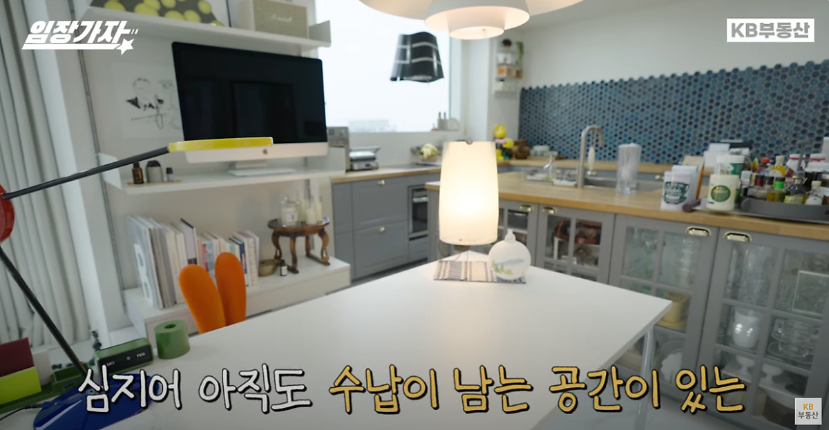많은 짐들을 여러 '수납공간'을 통해 '정리'되어 있는 모습을 보여주고 있다.
