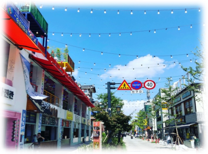'전주 한옥 마을'의 주요 상권 길거리 모습을 보여주고 있다.