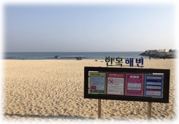 '강릉 카페거리' 중 안목해변의 풍경을 보여주고 있다.