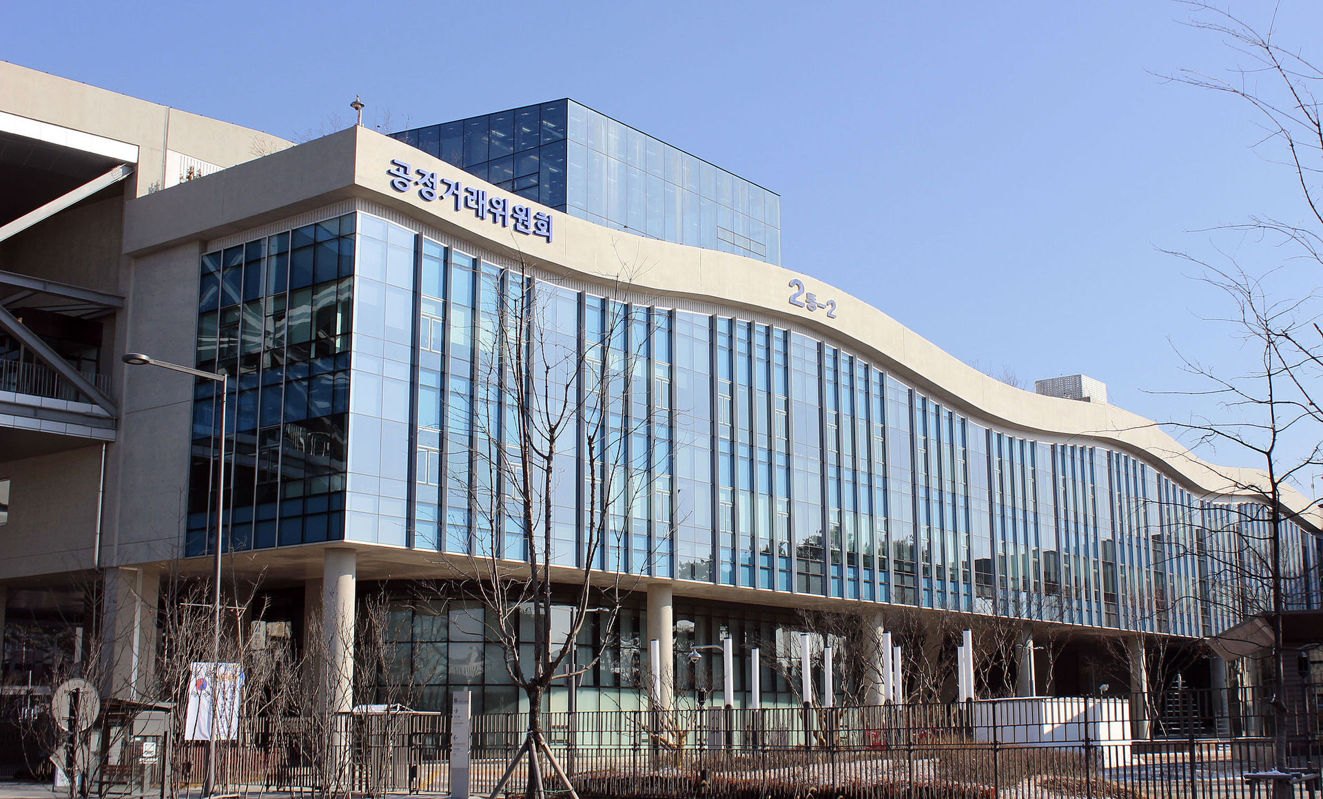 공정위가 큐텐의 위메프와 인터파크 기업결합을 승인했습니다.