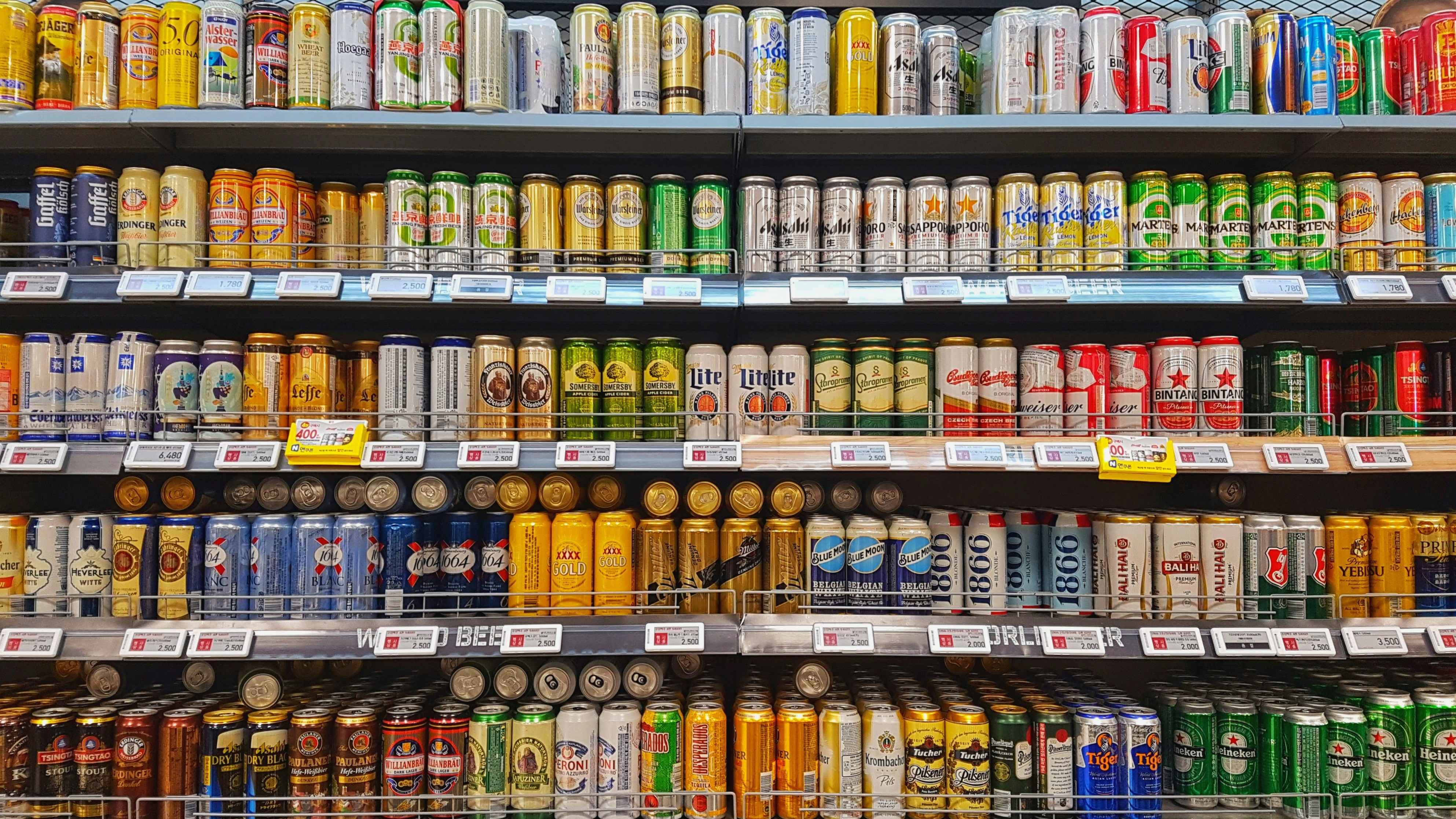마트 '맥주' 진열대에 수입 맥주를 포함한 수 많은 맥주가 진열되어 있다.