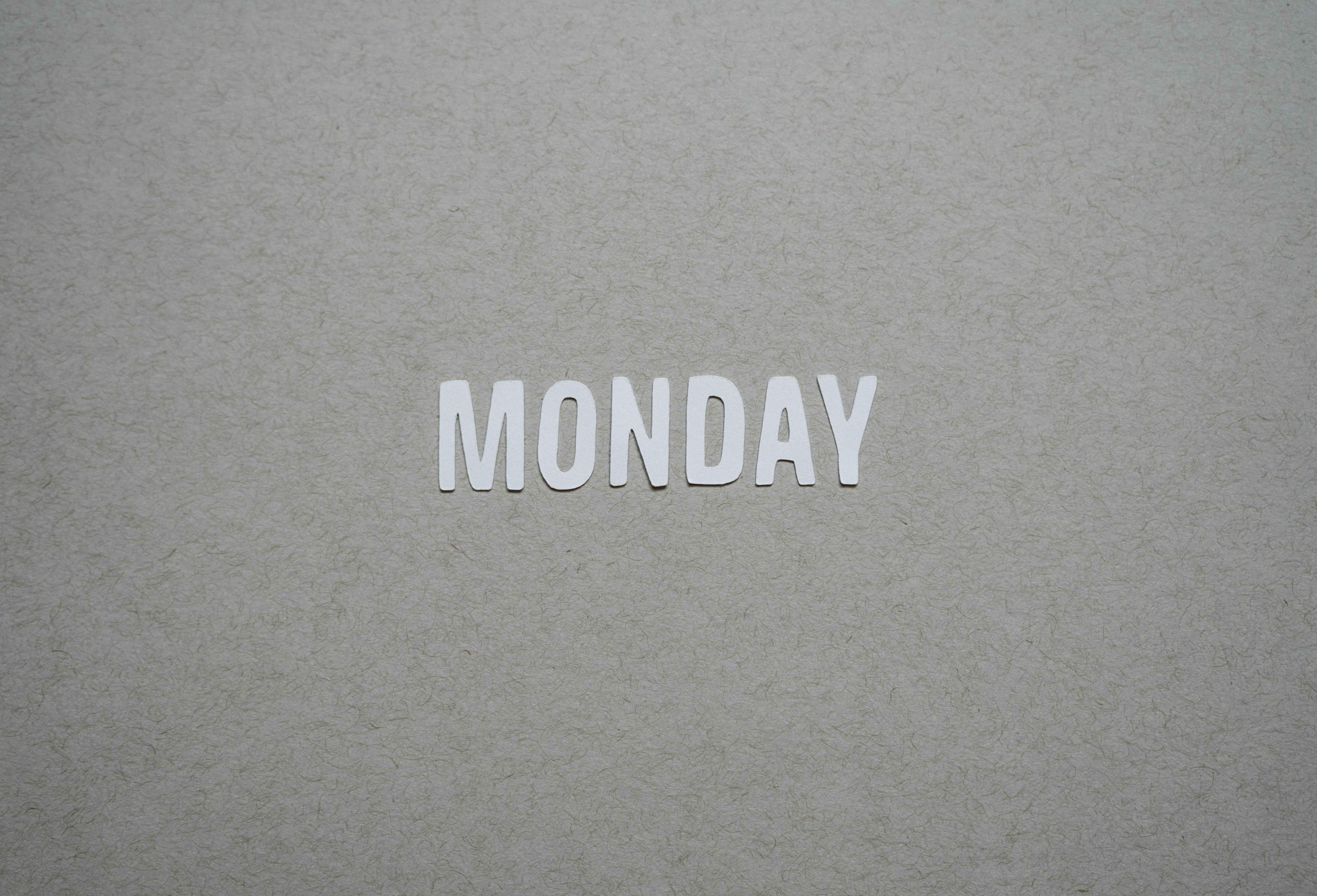  회색 바탕에 '블랙 먼데이'를 의미하는 'MONDAY'라고 적혀있다.