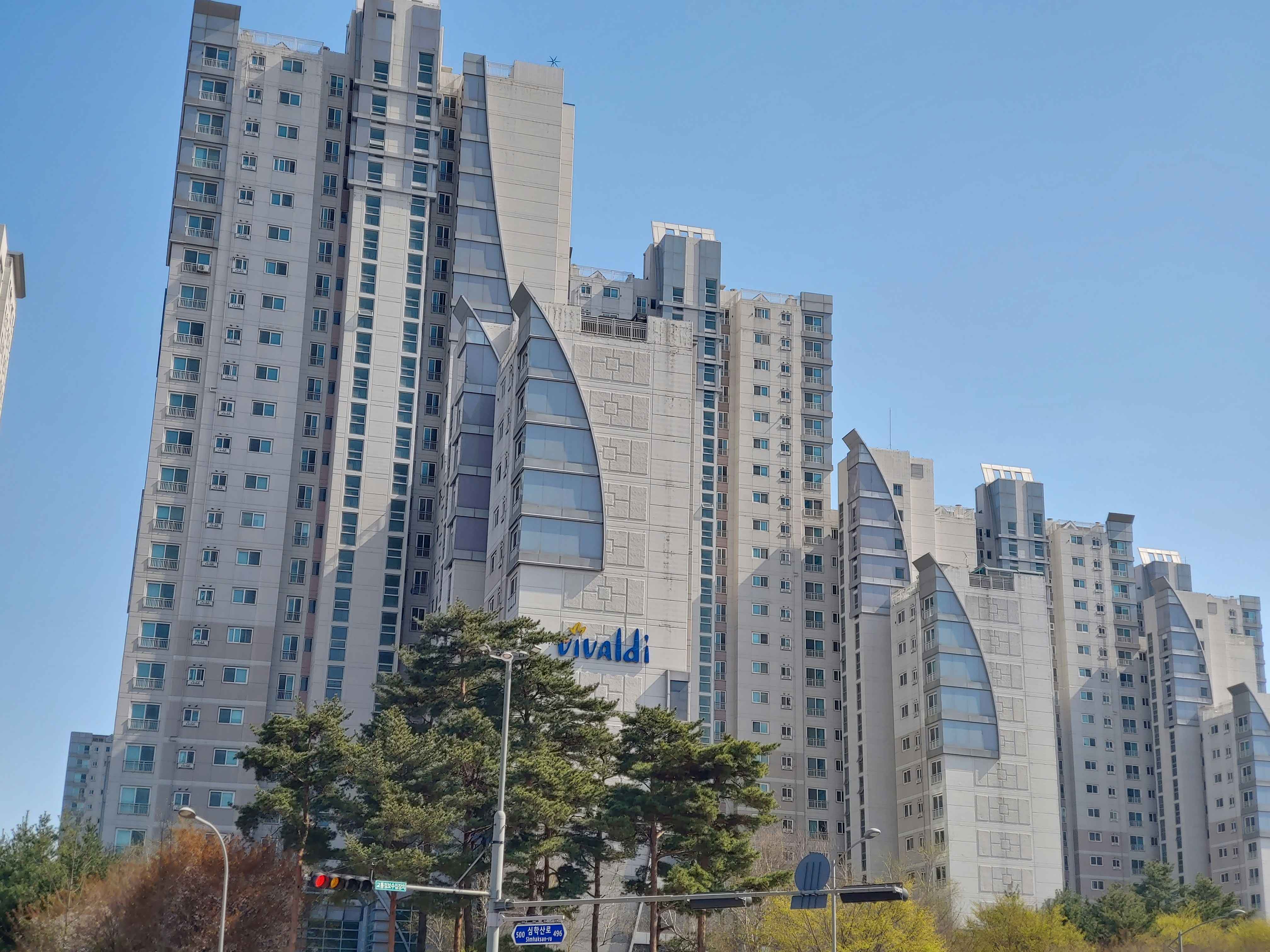 대형 '아파트' 단지의 건물 모습을 보여주고 있다.