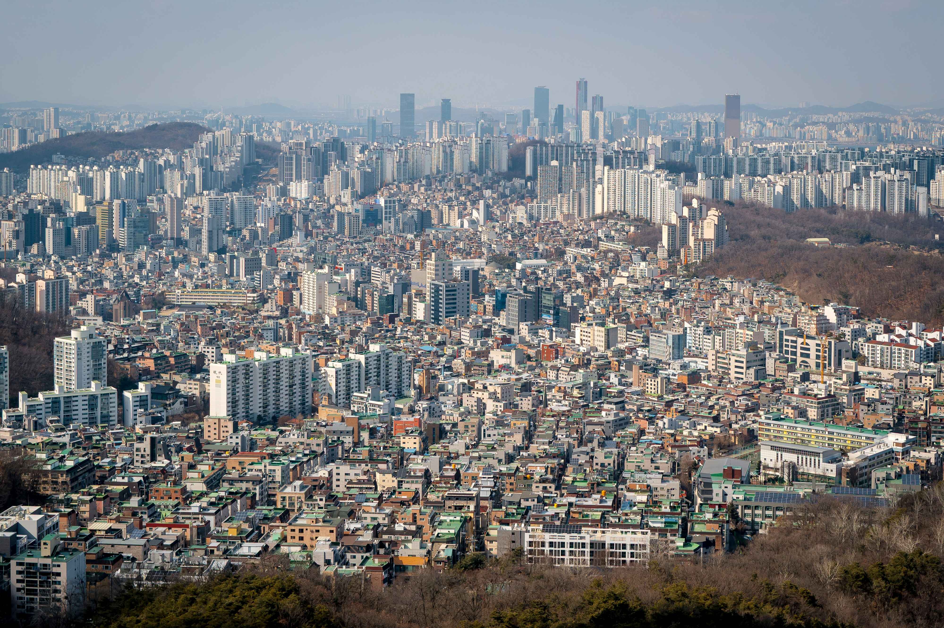 '서울'의 고층빌딩, 수많은 주택가 등이 보이는 낮시간 전경이다.