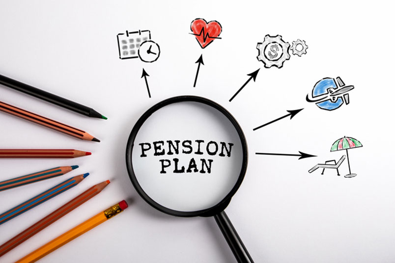 'PENSION PLAN'이 돋보기 안에 쓰여져 있고 주변에 연필 등 각종 이미지 등이 나열되어 있다.