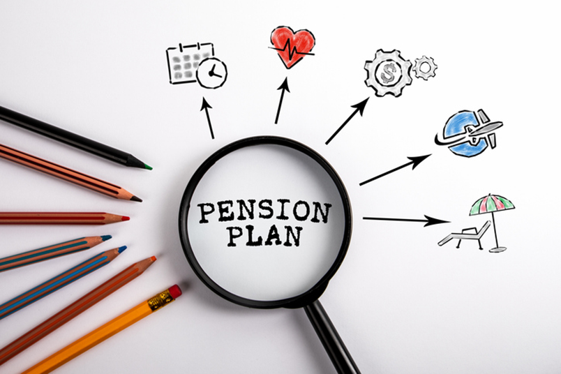 'PENSION PLAN'이 돋보기 안에 쓰여져 있고 주변에 연필 등 각종 이미지 등이 나열되어 있다.