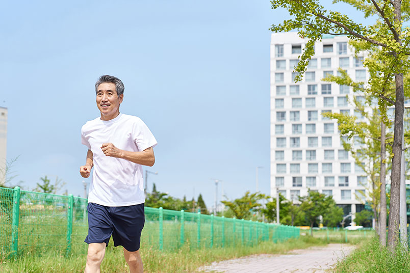 남자가 거리를 달리고 있는 모습이다.