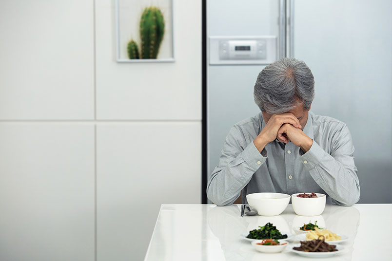 한 '노년' 남성이 '식욕부진'으로 인해 고민하고 있는 모습이다.