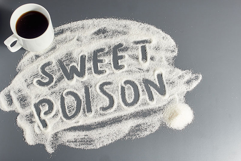 회색 배경을 바탕으로 '설탕'을 흩뿌린 자리에 'SWEET POISON'이라고 적혀있다.