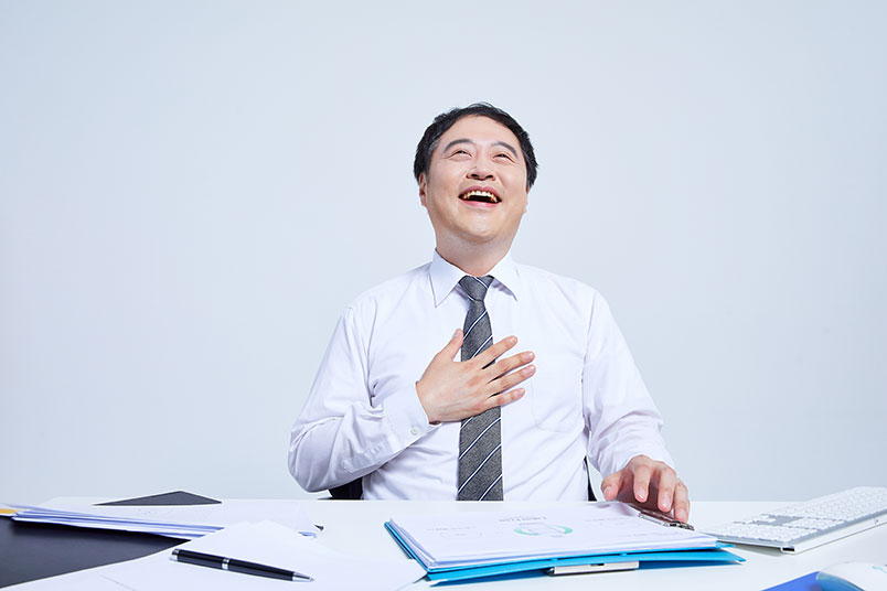 직장에서 정장을 입고있는 남성이 '편안함'을 느끼고 있는 모습이다.