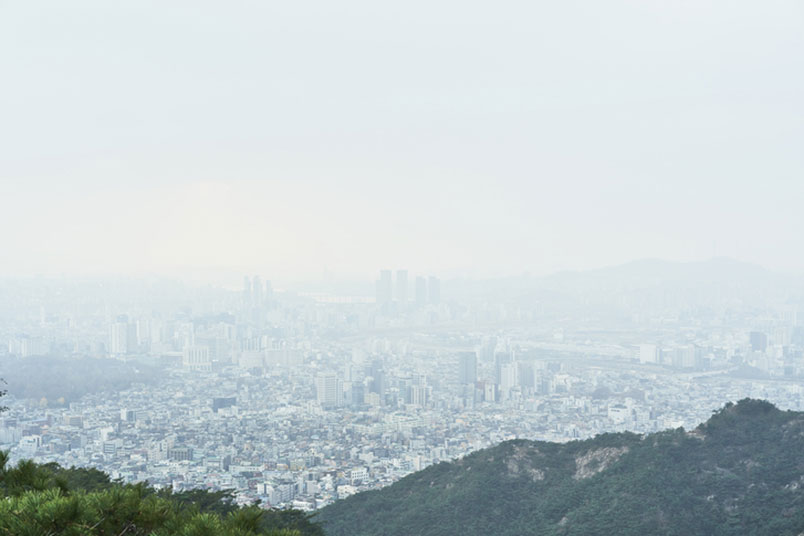 서울의 '대기환경'이 안좋은 것을 보여주는 사진이다.