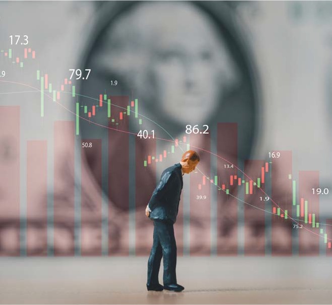 '달러 지표를 배경으로 붉은색 막대그래프와 하락하는 곡선'이 그려져 있으며, 그 앞에 '고개를 숙이고 서 있는 작은 남성 피규어'가 경제적 상실감이나 하락장을 상징적으로 보여줍니다.