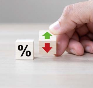 '퍼센트(%) 기호가 적힌 흰색 블록 옆으로 위아래 화살표가 그려진 나무 블록'을 '손가락으로 잡고 있는 모습'이며, 이는 금리나 수익률의 변동 가능성과 선택을 시각화합니다.