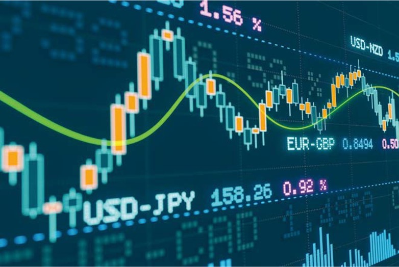 '어두운 배경의 디지털 화면에 실시간으로 변동하는 외환 및 주식 시장의 캔들 차트와 녹색 이동평균선, 각종 통화 수치'들이 표시되어 있습니다.