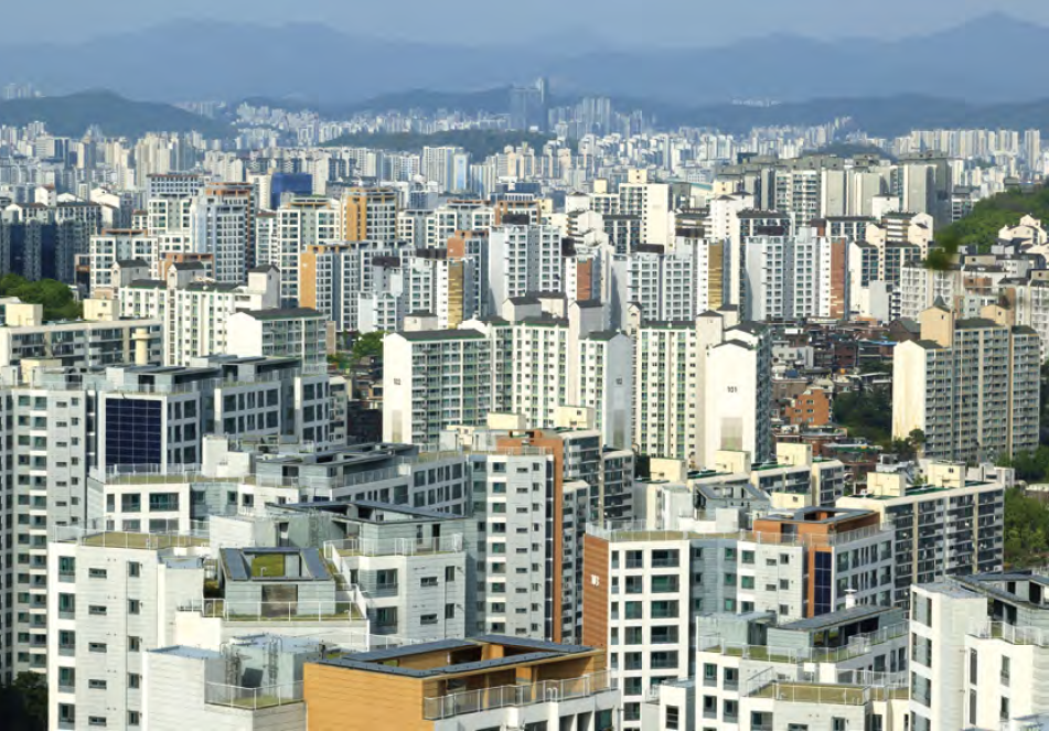 위에서 수많은 '아파트'들을 내려다보는 듯함, 다양한 아파트와 건물들이 모여 있음.