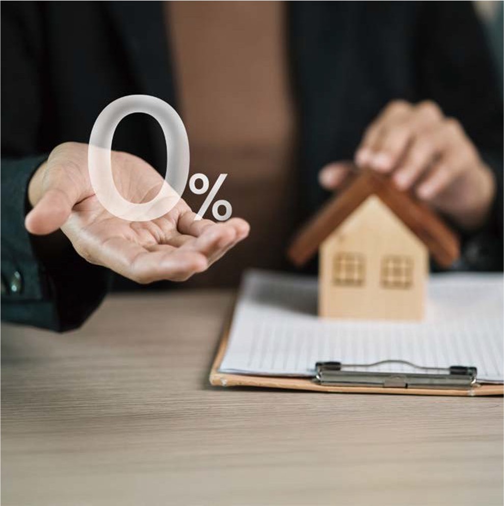 '한 사람의 손바닥 위에 투명한 0% 기호'가 떠 있고, 다른 한 손은 작은 나무 집 모형을 잡고 있습니다. 무이자 주택 담보 대출이나 부동산 세금 혜택을 상징하는 경제 금융 이미지입니다.