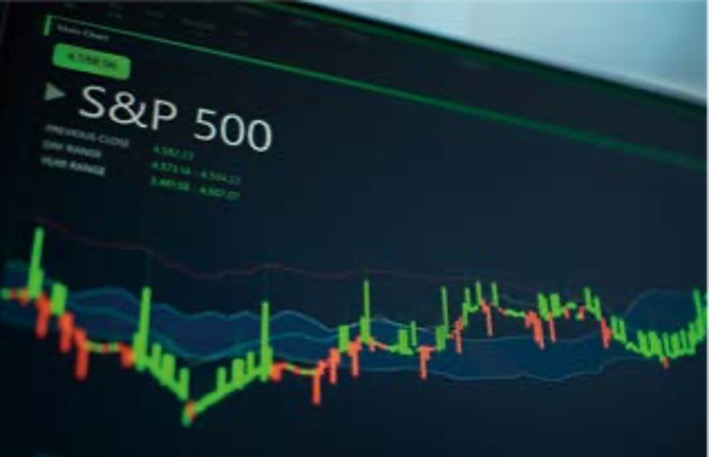 컴퓨터 모니터를 통해 'S&P500' 차트를 보여주고 있다.
