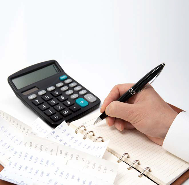 계산기 옆에 놓인 서류를 보며 '펜'으로 노트에 기록하는 모습이다.