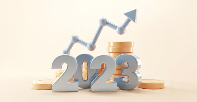 '2023' 숫자 뒤에 쌓인 동전과 '상승 그래프'가 있는 이미지다.