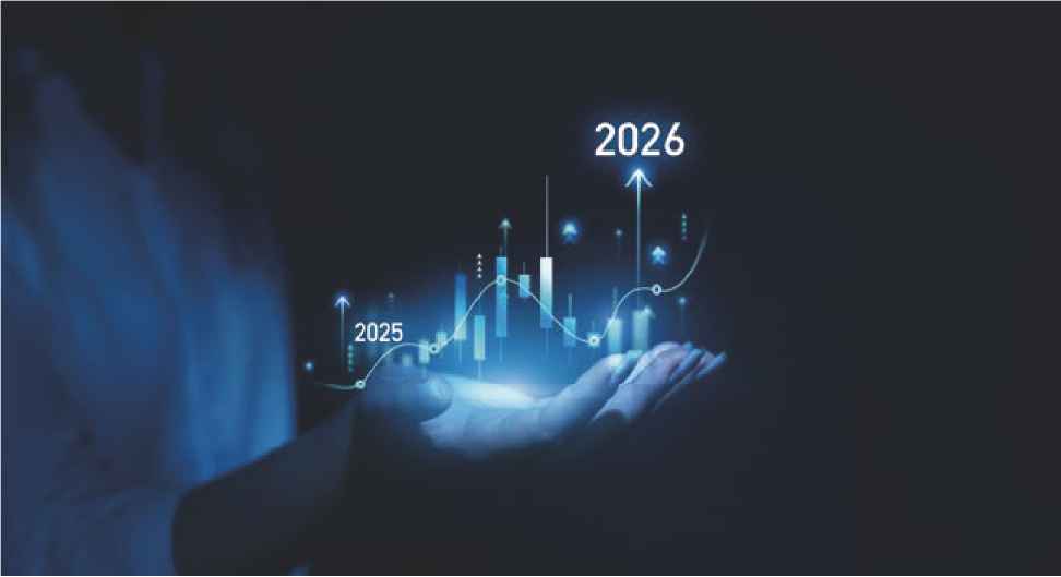 남자가 어두운 배경에서 손바닥을 펼치고 있고, 손바닥 위에 2025년에서 2026년의 재무지표가 표시되어 있다.