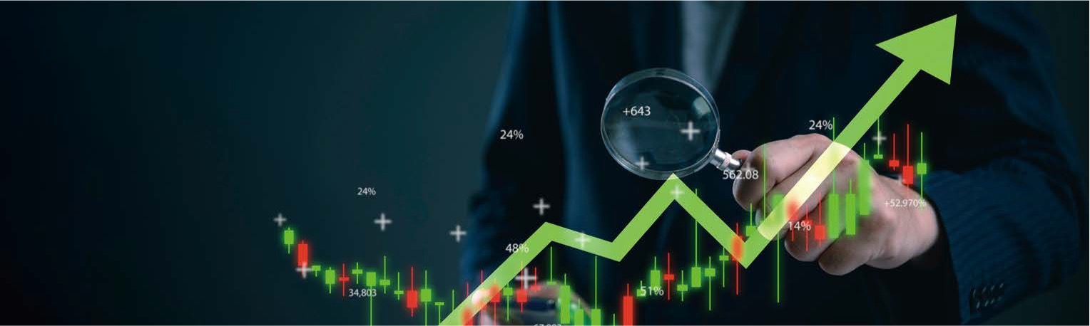 '정장을 입은 사람이 캔들 차트와 우상향하는 초록색 화살표 위로 돋보기를 비추며 시장 데이터를 정밀하게 분석'하고 있는 투자 컨셉 이미지입니다.