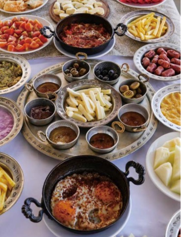 '마르딘'에서 맛보는 다양한 치즈와 로컬 식재료로 차려낸 '정찬'이다.