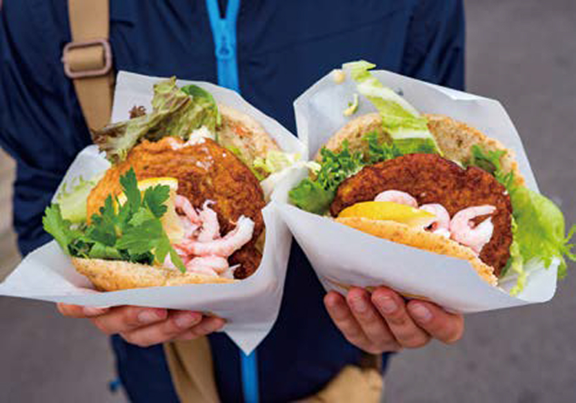 로포텐에서는 대구를 비롯한 '생선 요리'를 꼭 맛봐 야 한다. 큼직한 생선 커틀릿을 통째로 넣은 버거.