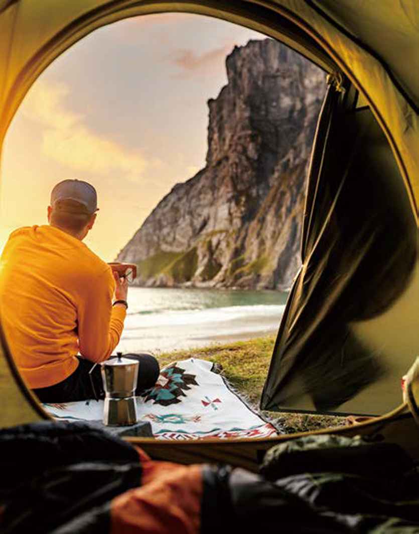 대자연을 마주하며 여유로운 시간을 보내는 '백패커'.