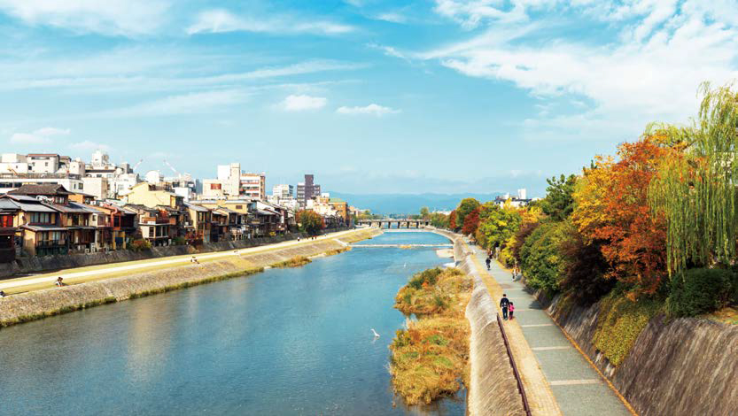 잔잔하고 평온한 분위기가 교토스러운 매력을 더하는 '가모가와 강변'.
