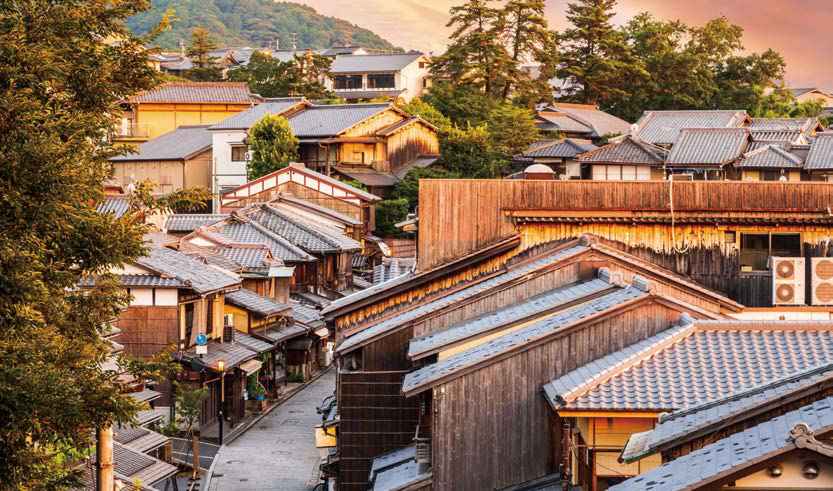 100년 전 다이쇼 시대의 목조 가옥이 즐비한 '니넨자카'. ‘이 길에서 넘어지면 3년 안에 재앙이 찾아온다’는 전설을 피하려면 주변 상점에서 판매하는 호리병을 몸에 지녀야 한다.