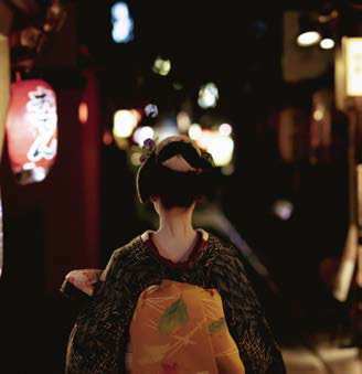 기온의 골목에서 만난 '게이코'. 과도한 사진 촬영은 금물이다.