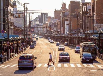 교토의 번화가이자 쇼핑 중심지인 '시조 거리'. 가와라마치와 산조 거리에 이르기까지 온갖 다양한 상점으로 가득해 구경하려면 반나절도 부족하다.
