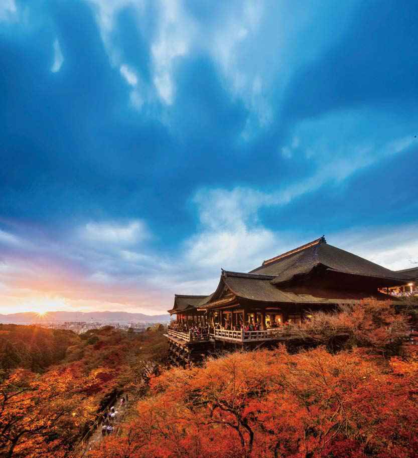 '기요미즈데라'는 교토 제일가는 단풍 명소로, 이른 시간에 방문할수록 덜 혼잡하다. 본당 건물과 단풍, 하늘을 한 프레임에 담을 수 있는 전망대에서 기념사진도 잊지 말 것.