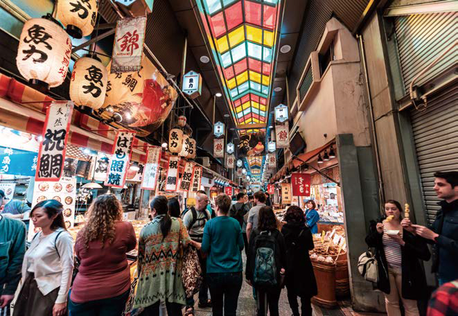 ‘교토의 부엌’이라 불리는 니시키 시장. 눈길을 끄는 구경거리는 많지만 관광객이 많이 찾다보니 전반적으로 음식 가격은 비싼 편이다.