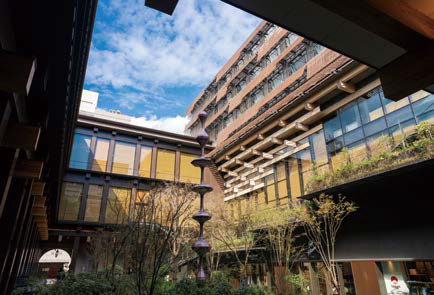 고급스럽고 정갈한 톤앤매너가 돋보이는 교토를 대표하는 복합문화공간, '신푸칸'.