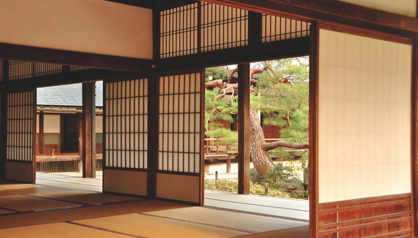 유네스코 세계문화유산으로 지정된 '덴류지'는 반드시 정원과 본당을 함께 둘러보는 입장권을 구입하길 추천한다. 사찰 내부에 앉아 물끄러미 정원을 바라보는 시간은 교토 여행에서 손에 꼽을 만큼 기억에 남는다.