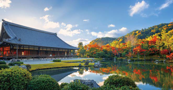 덴류지 본당 뒤편으로 한 점의 수채화처럼 펼쳐진 '소겐치 정원'.