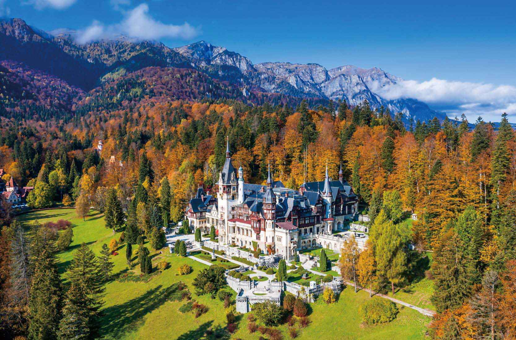 호젓한 숲에 둘러싸인 우아하고 웅장한 성채를 자랑하는 '펠레슈성'. 깨끗한 자연경관과 역사를 간직한 중세 시대 성들을 구경하는 것은 루마니아 여행의 매력 중 하나다.