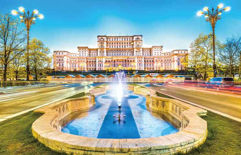 루마니아 독재정권 시절의 역사를 간직한 '인민궁전'. 현재는 국회의사당을 비롯한 관광 명소로서 또 다른 역사를 쓰고 있다.