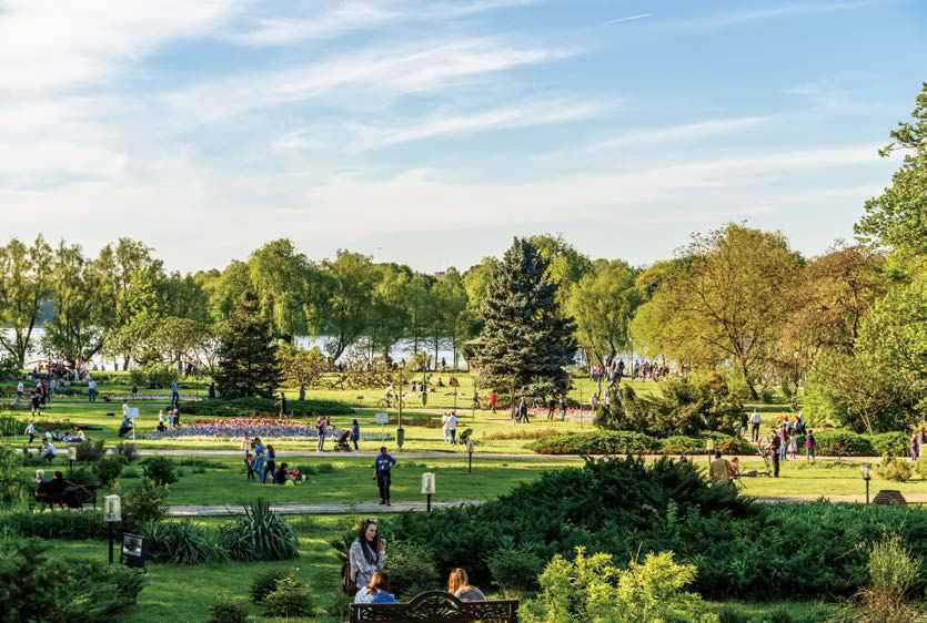 드넓은 호수와 녹지 공간이 멋지게 어우러진 '미하이 1세 공원'.