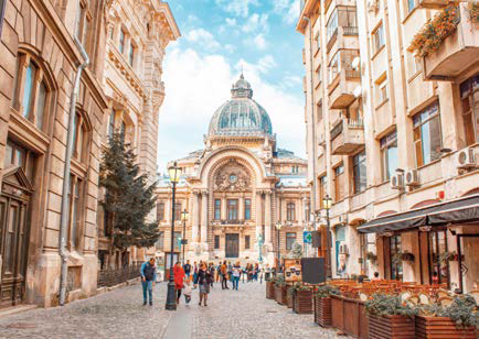 부쿠레슈티의 아름다운 구시가지 거리. 정면으로 보이는 건물은 커다란 유리 돔이 인상적인 'CEC 궁전'이다.