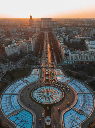 화려한 분수 쇼를 선보이는 '통일광장'에서 인민궁전까지 쭉 뻗은 통일대로 전경.