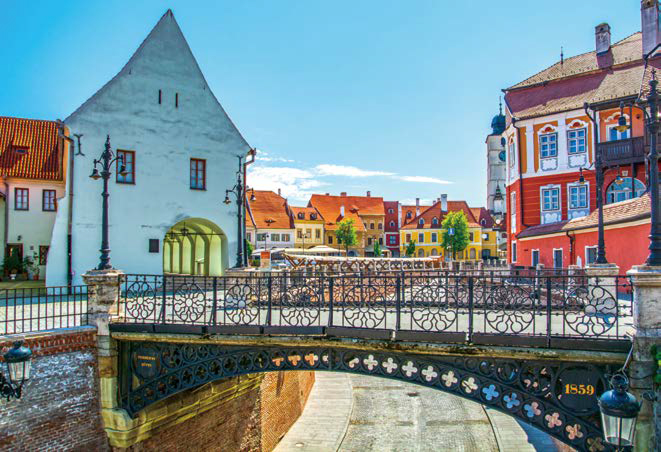 트란실바니아의 매력적인 소도시 시비우의 ‘거짓말의 다리’. 사랑 맹세를 위해 일부러 철제 다리를 지나는 연인이 많다고 전해진다.