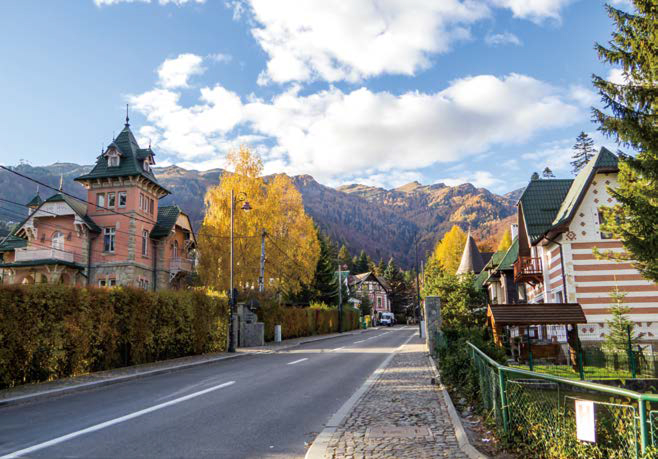 현지인이 사랑하는 루마니아의 휴양도시, '시나이아'. 오랜 역사를 간직한 기품 넘치는 수도원과 왕실의 여름 별장 펠레슈성을 보기 위해 찾는 이들이 많다.
