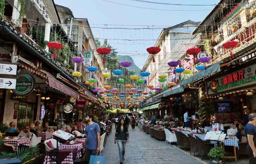 '조명'으로 가득 찬 양숴 시제(西街)의 활기찬 모습이다.