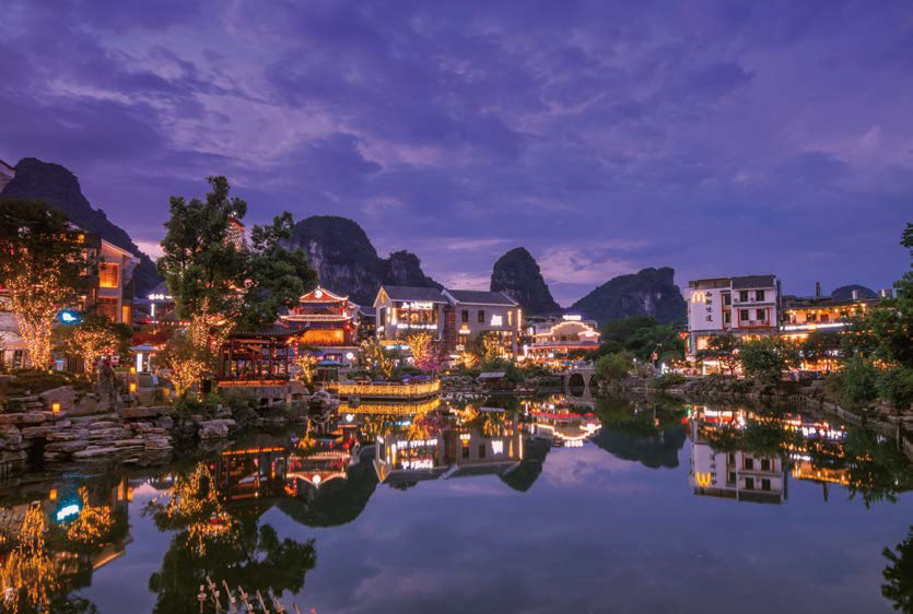 밤하늘을 배경으로 강물에 비친 '화려한 불빛'들이 이국적인 느낌을 주는 모습이다.